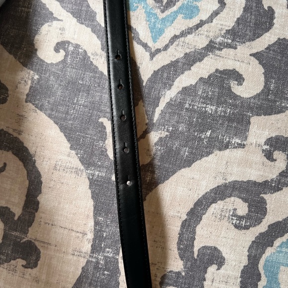 Authentic Versace letter logo belt in size 75, in excellent condition worn twice - Picture 5 of 5